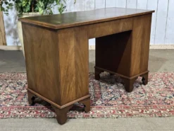 Bureau anglais des années 1950 en acajou et dessus cuir