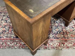 Bureau anglais des années 1950 en acajou et dessus cuir