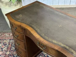 Bureau anglais des années 1950 en acajou et dessus cuir