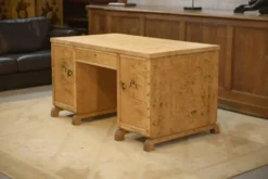 Bureau anglais en loupe de bouleau marqueterie en motif d’abeille 1950’s