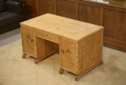 Bureau anglais en loupe de bouleau marqueterie en motif d’abeille 1950’s