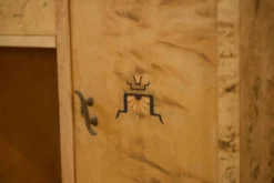 Bureau anglais en loupe de bouleau marqueterie en motif d’abeille 1950’s