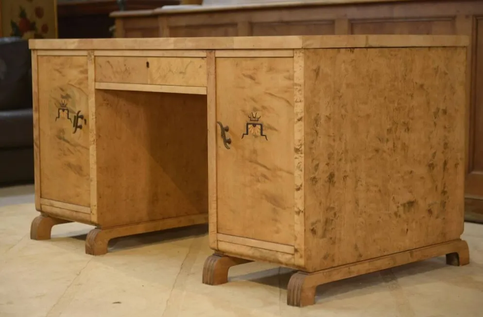 Bureau anglais en loupe de bouleau marqueterie en motif d’abeille 1950’s