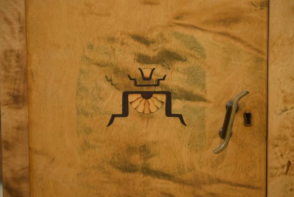 Bureau anglais en loupe de bouleau marqueterie en motif d’abeille 1950’s