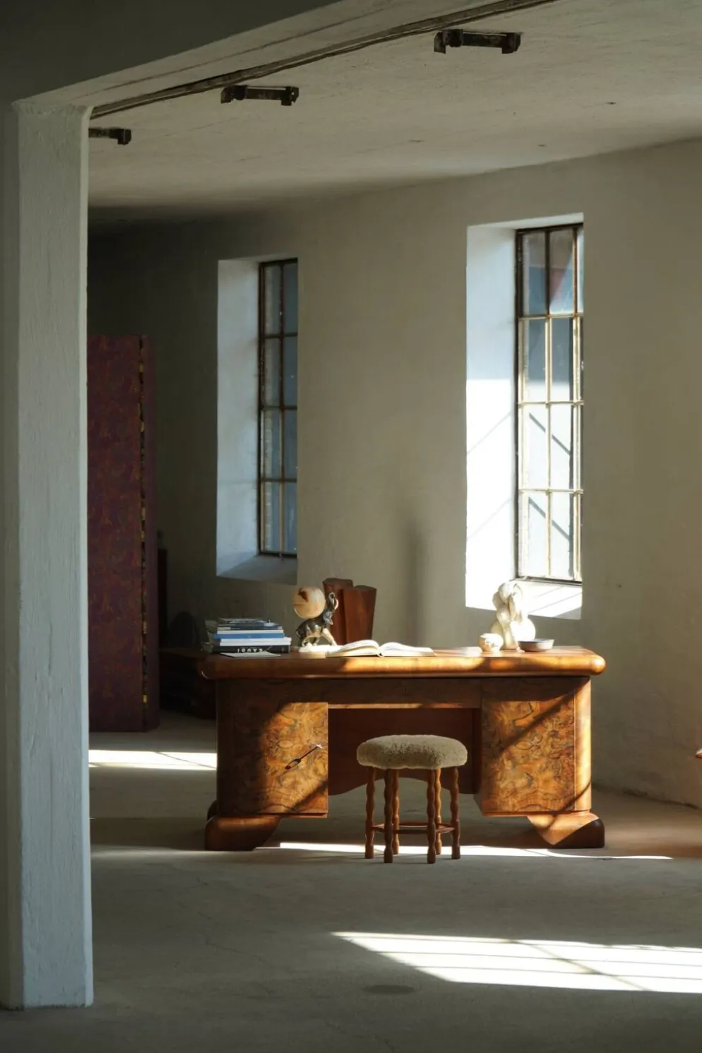 Bureau Art déco, sculptural et expressif, en noyer, réalisé par un ébéniste français, années 1930