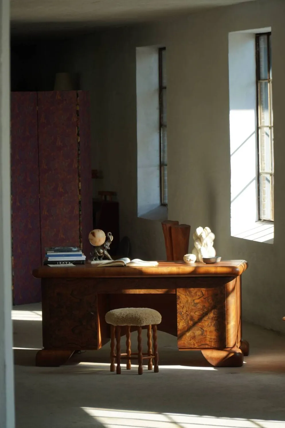 Bureau Art déco, sculptural et expressif, en noyer, réalisé par un ébéniste français, années 1930
