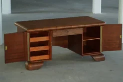 Bureau Art déco, sculptural et expressif, en noyer, réalisé par un ébéniste français, années 1930