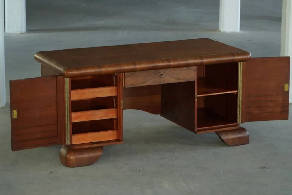 Bureau Art déco, sculptural et expressif, en noyer, réalisé par un ébéniste français, années 1930