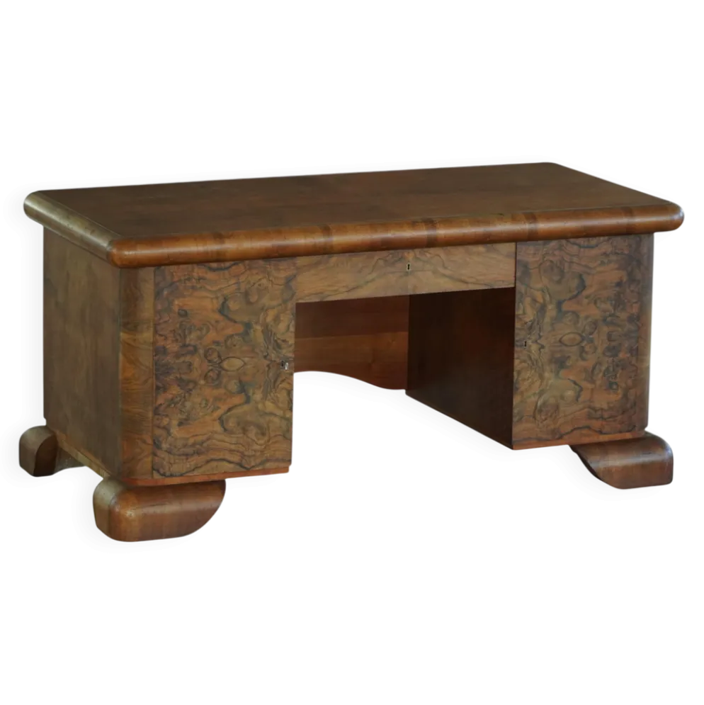 Bureau Art déco, sculptural et expressif, en noyer, réalisé par un ébéniste français, années 1930