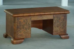 Bureau Art déco, sculptural et expressif, en noyer, réalisé par un ébéniste français, années 1930