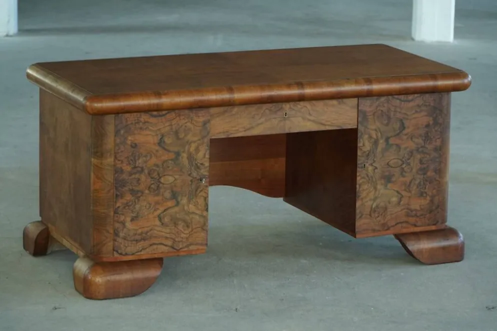 Bureau Art déco, sculptural et expressif, en noyer, réalisé par un ébéniste français, années 1930