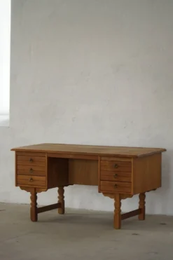 Bureau autoportant en Oak par Henning Kjærnulf, Modernité danoise du milieu du siècle, années 1950
