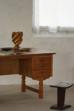 Bureau autoportant en Oak par Henning Kjærnulf, Modernité danoise du milieu du siècle, années 1950