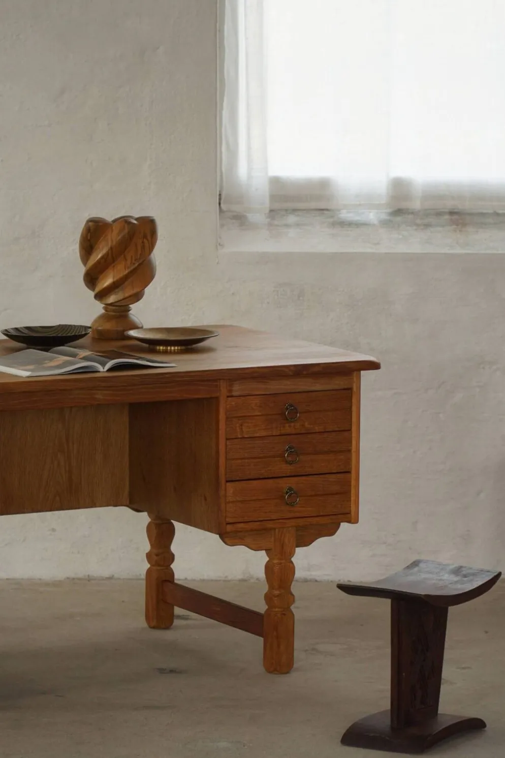 Bureau autoportant en Oak par Henning Kjærnulf, Modernité danoise du milieu du siècle, années 1950