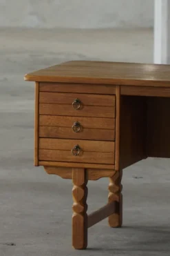 Bureau autoportant en Oak par Henning Kjærnulf, Modernité danoise du milieu du siècle, années 1950