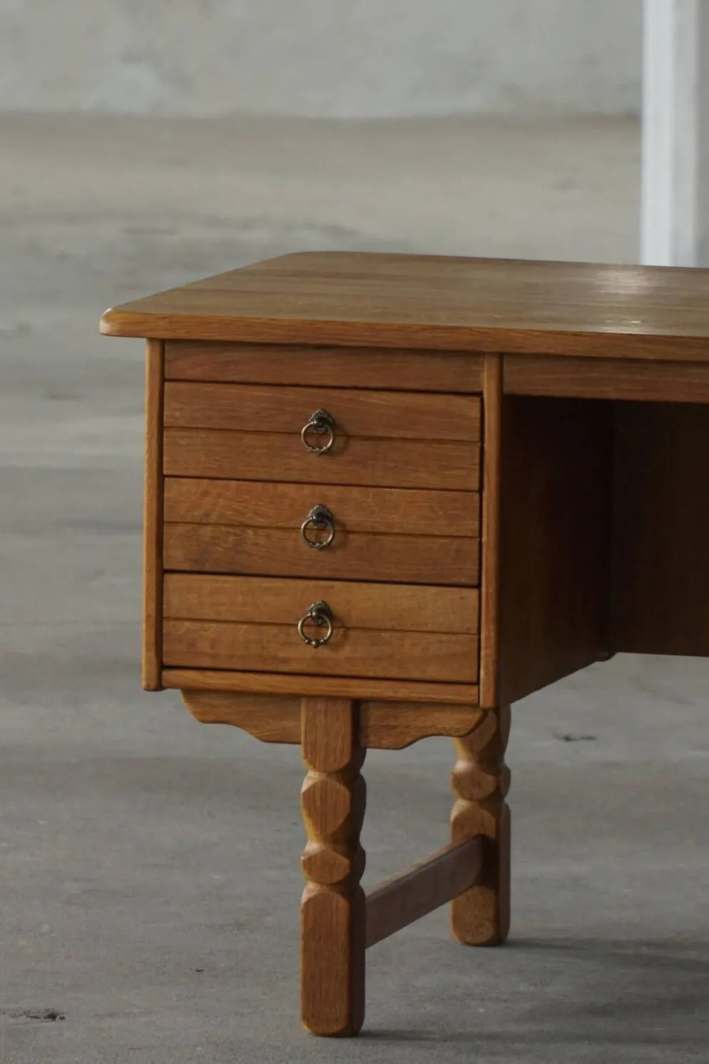 Bureau autoportant en Oak par Henning Kjærnulf, Modernité danoise du milieu du siècle, années 1950