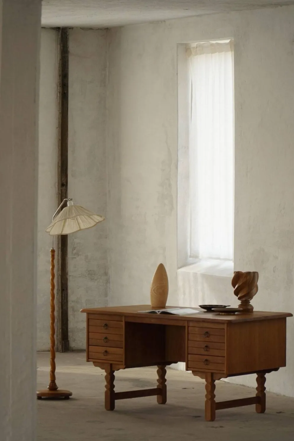 Bureau autoportant en Oak par Henning Kjærnulf, Modernité danoise du milieu du siècle, années 1950