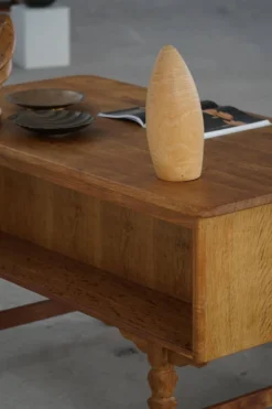 Bureau autoportant en Oak par Henning Kjærnulf, Modernité danoise du milieu du siècle, années 1950