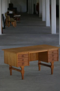 Bureau autoportant en Oak par Henning Kjærnulf, Modernité danoise du milieu du siècle, années 1950