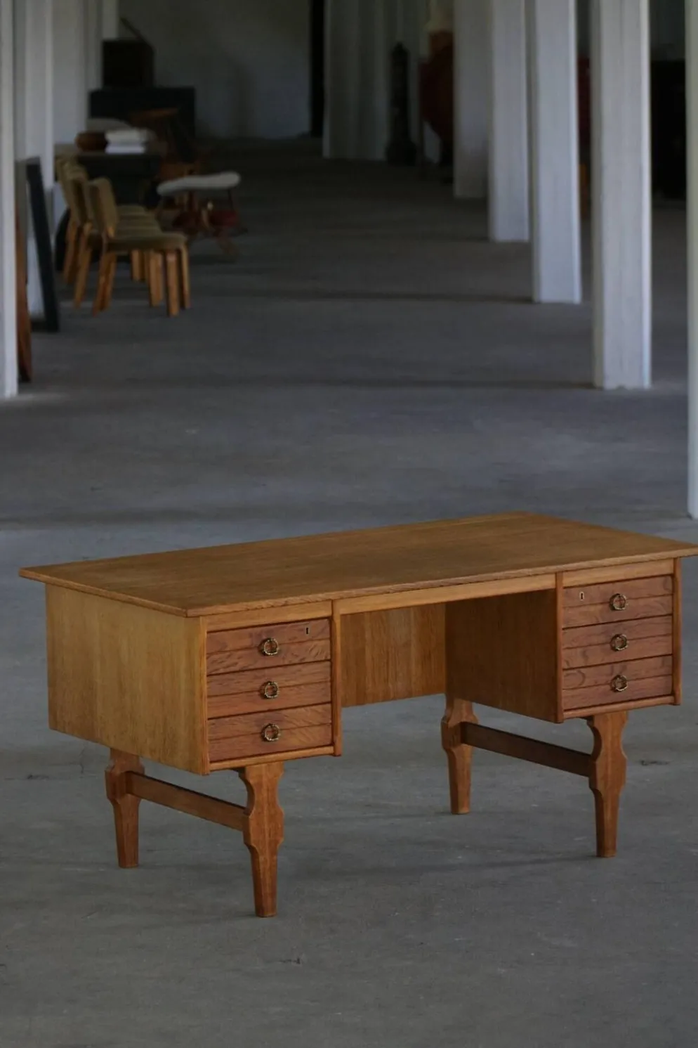 Bureau autoportant en Oak par Henning Kjærnulf, Modernité danoise du milieu du siècle, années 1950