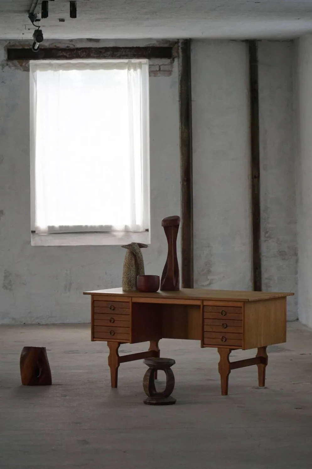 Bureau autoportant en Oak par Henning Kjærnulf, Modernité danoise du milieu du siècle, années 1950