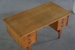 Bureau autoportant en Oak par Henning Kjærnulf, Modernité danoise du milieu du siècle, années 1950