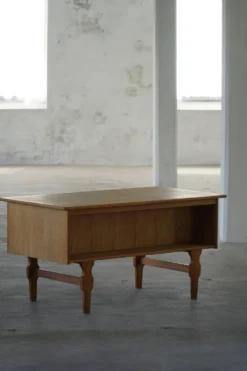 Bureau autoportant en Oak par Henning Kjærnulf, Modernité danoise du milieu du siècle, années 1950