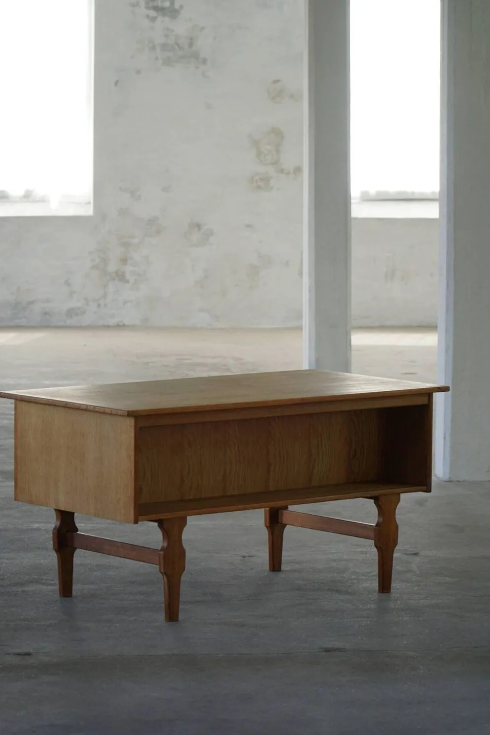 Bureau autoportant en Oak par Henning Kjærnulf, Modernité danoise du milieu du siècle, années 1950