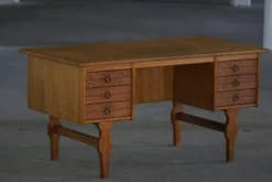 Bureau autoportant en Oak par Henning Kjærnulf, Modernité danoise du milieu du siècle, années 1950