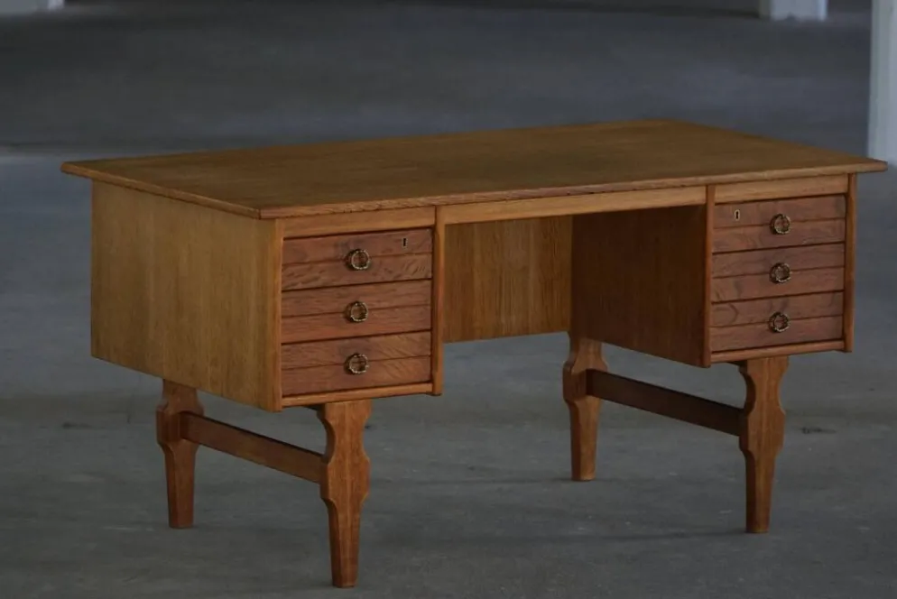 Bureau autoportant en Oak par Henning Kjærnulf, Modernité danoise du milieu du siècle, années 1950