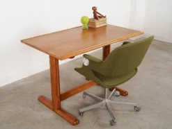 Bureau avec un plateau réglable, design italien, années 1970, fabriqué en Italie