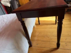 Bureau Belle Époque — Acajou sculpté ajouré, pieds balustres