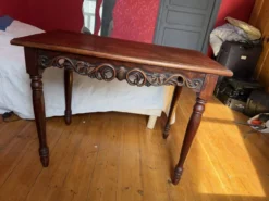 Bureau Belle Époque — Acajou sculpté ajouré, pieds balustres
