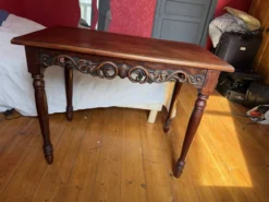 Bureau Belle Époque — Acajou sculpté ajouré, pieds balustres