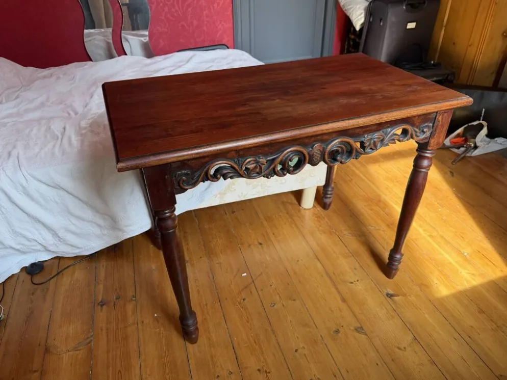 Bureau Belle Époque — Acajou sculpté ajouré, pieds balustres