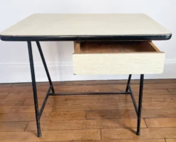 Bureau + chaise d'enfant en formica