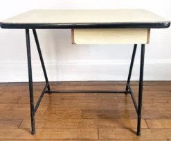 Bureau + chaise d'enfant en formica