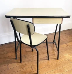 Bureau + chaise d'enfant en formica