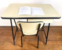 Bureau + chaise d'enfant en formica