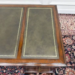 Bureau Chesterfield en cuir vert RAC Classic English
