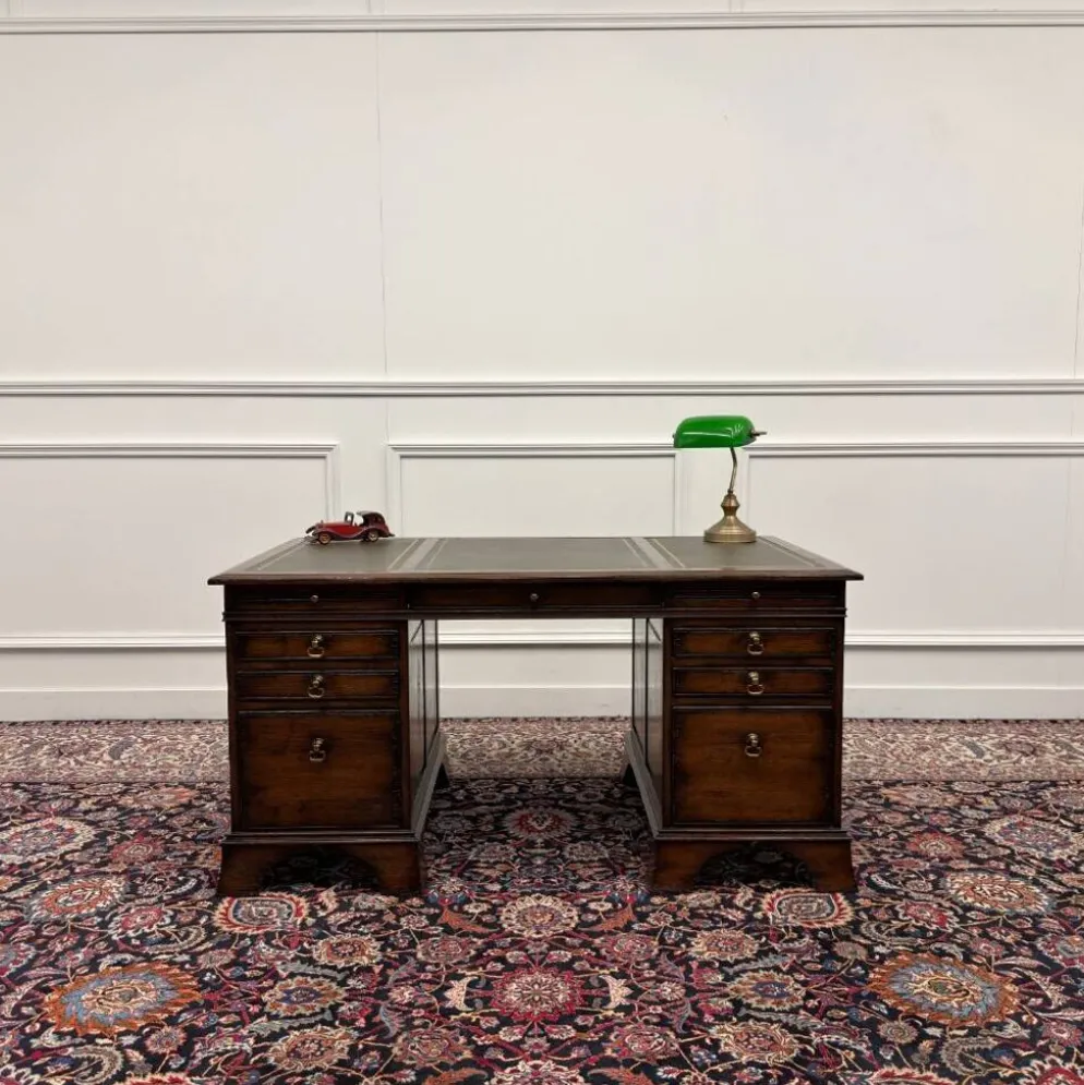Bureau Chesterfield en cuir vert RAC Classic English