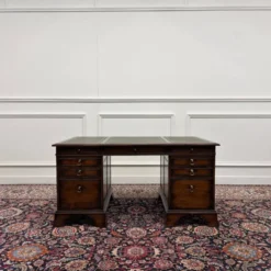 Bureau Chesterfield en cuir vert RAC Classic English