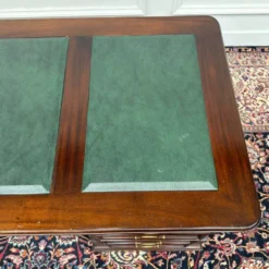 Bureau classique anglais avec cuir vert