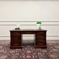 Bureau classique anglais avec cuir vert
