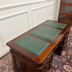 Bureau classique anglais avec cuir vert