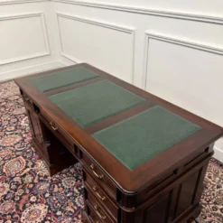 Bureau classique anglais avec cuir vert