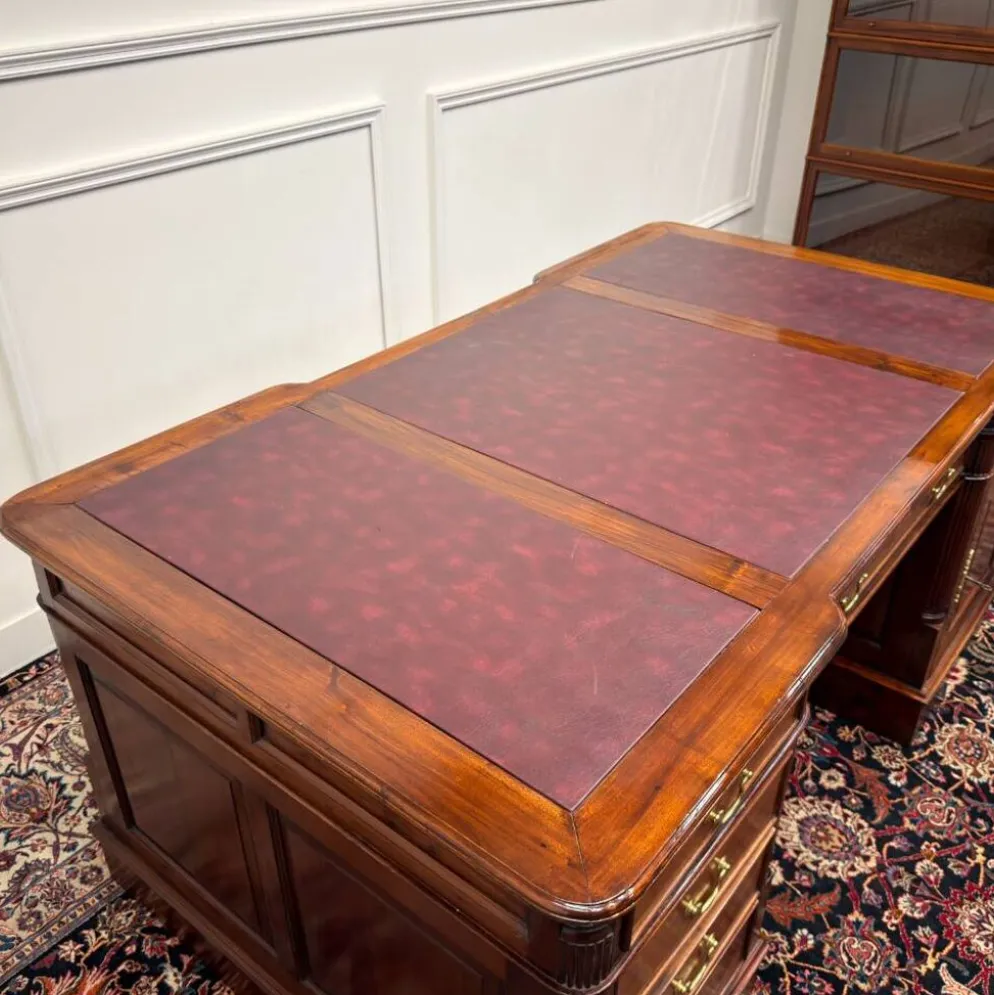 Bureau classique en cuir bordeaux Partnerdesk