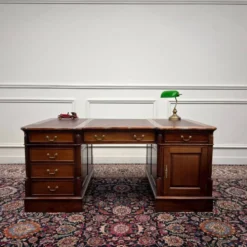 Bureau classique en cuir bordeaux Partnerdesk
