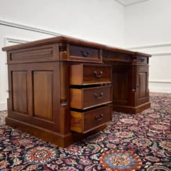 Bureau classique partenaire en cuir noir
