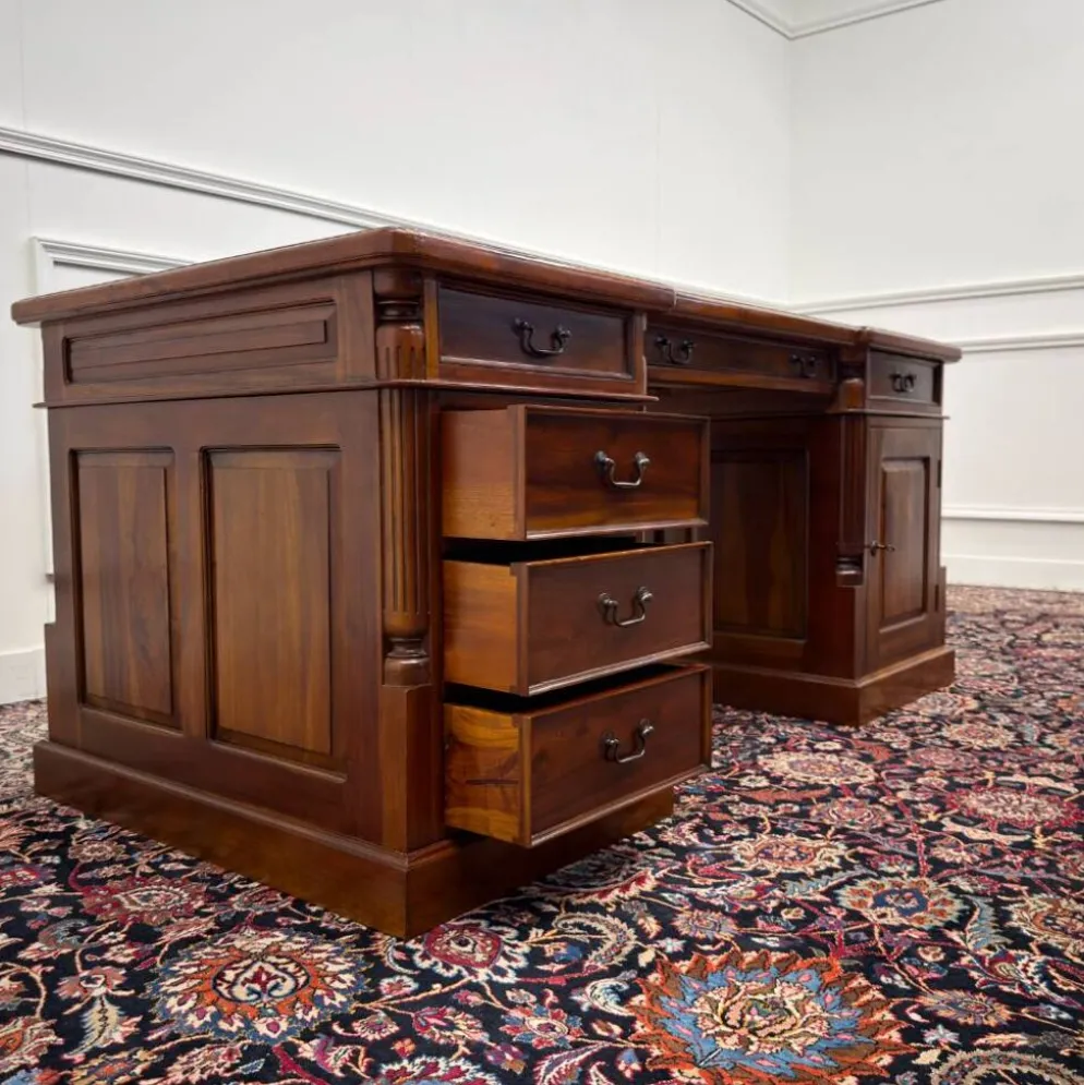 Bureau classique partenaire en cuir noir